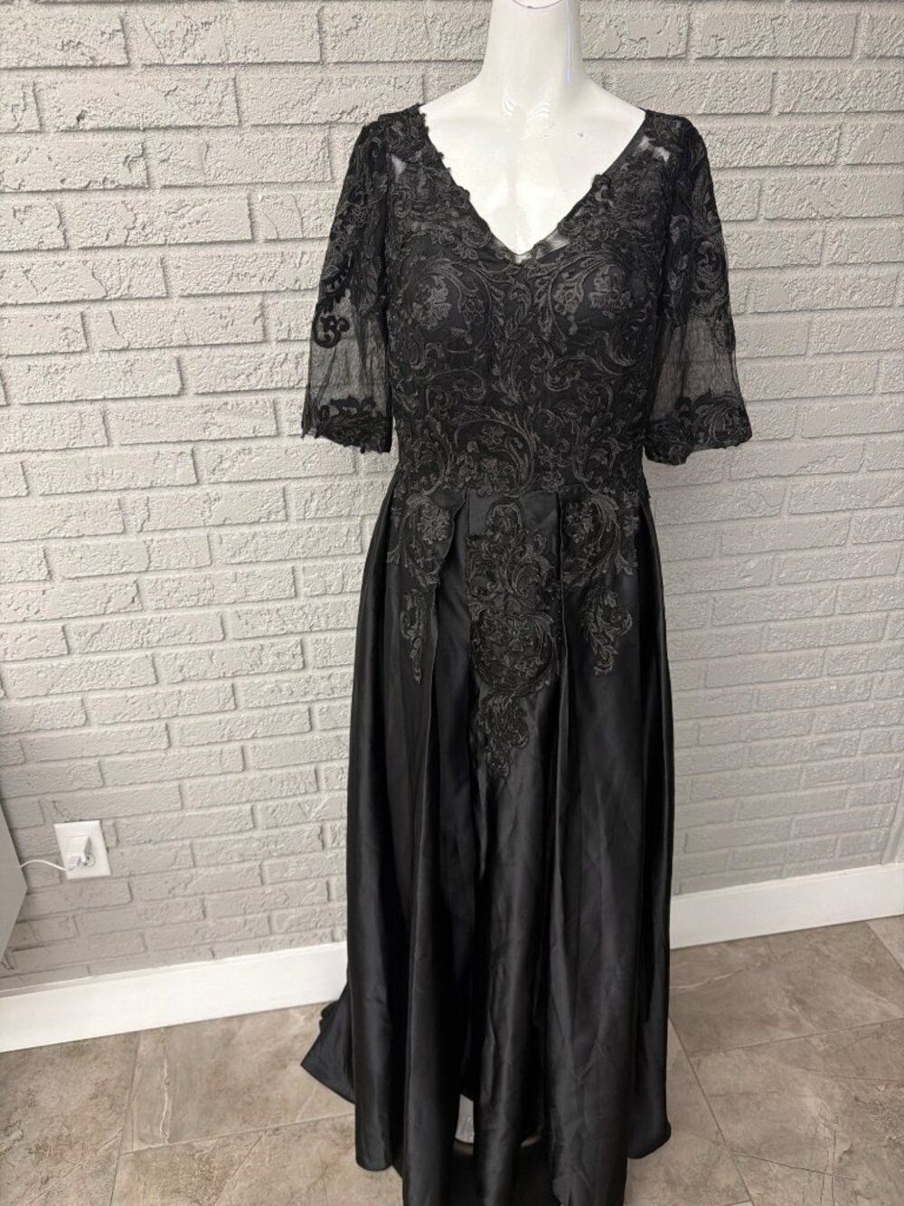 Boutique Women’s Black Lace Pleated Formal Evening Gown Size 6